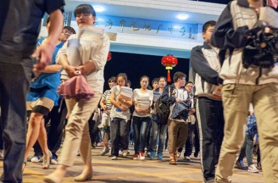 　晚上快11点时，结束了一天的学习的学生走出毛坦厂中学。
