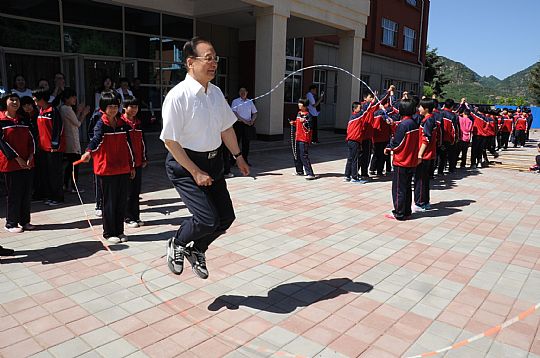 温家宝在河北一所中学作地理讲座 和学生跳绳（图）