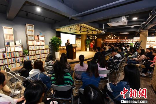 广西桂林校园书店变身文化沙龙 引领校园阅读风潮